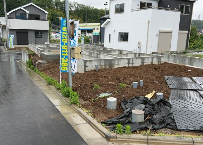 【前面道路含む現地写真】 | 道幅が広い場所は日当たりや風通が良好です。幅が広いのですれ違いも可能ですし大きな車でも駐車可能！一方で、大型車が通ることも多くなるため交通量の増加により騒音に繋がります。また土地の値段が高くなります。