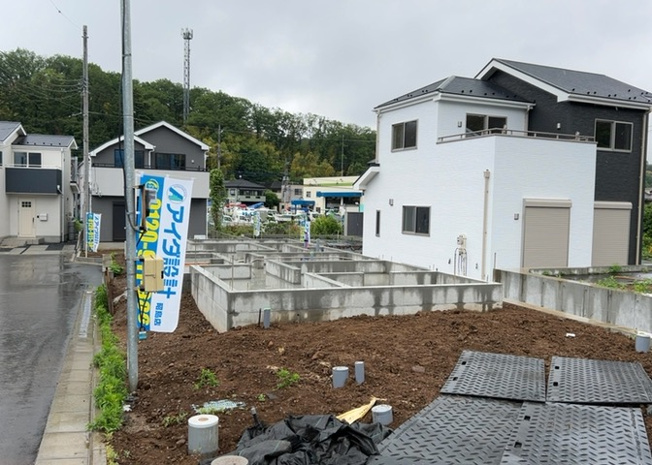 【外観】 | 現在は更地となっています。現地をご見学に行く際は、道路の幅や周辺の交通量、施設などをご確認頂くことをおすすめします！ある程度イメージをつけたいという場合は、同売主の施工事例や完成パースもお見せします。