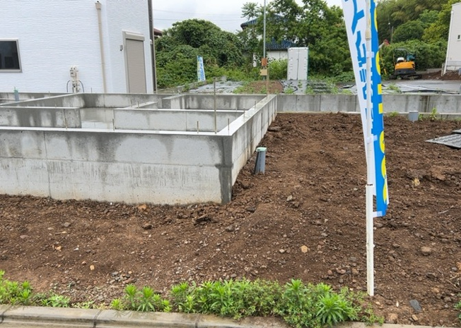 【庭】 | 庭のある家に住むことのメリットとして、子どもたちの遊び場を確保できること、ガーデニングや家庭菜園を楽しめること、明るさを確保できることがあります。また、配置を工夫することでプライバシーが確保できます。