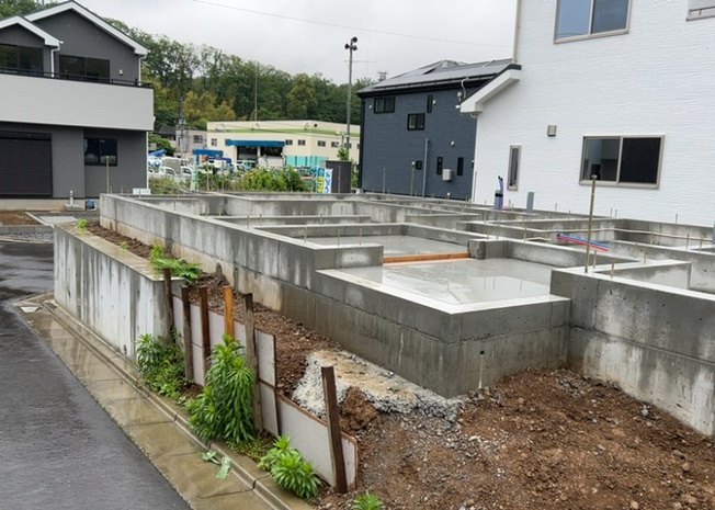 【玄関】 | 玄関は、狭すぎると複数人で使いにくく、広すぎても無駄な空間になりがちです。最低2畳を目安にして、家の広さとの兼ね合いや家族の人数を考慮して決めるとよいでしょう。現地を見学して快適な玄関を選びましょう！