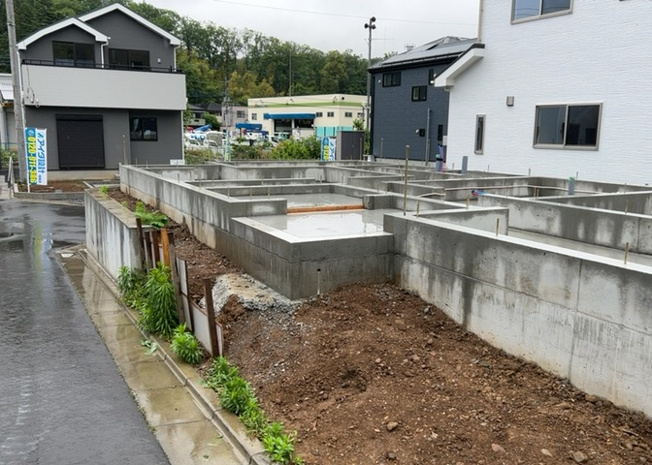 【玄関】 | 玄関ポーチにおいて最も重視すべきと言っても良いのが広さです。適切な広さの玄関ポーチでないと外見的なバランスは崩れてしまいますし、何より使いにくくなってしまいますので、現地で実際に下見をしてみましょう！