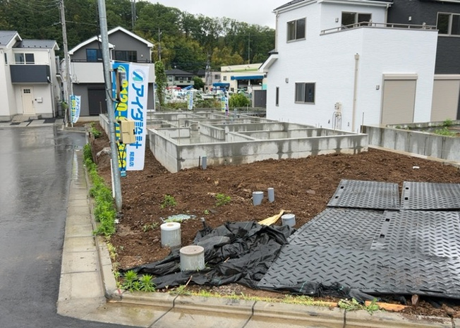 【前面道路含む現地写真】 | 住宅用の土地では前面道路に2m以上接していなければならないと法律で定められています。しかし、お持ちの車のサイズやライフスタイルなどにより、2mでは利便が悪い場合もございますので、事前に確認しましょう。