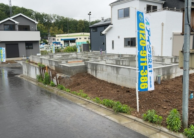 【前面道路含む現地写真】 | お持ちの車種によっては前面道路が広い方が便利でしょう。しかし、前面道路が広ければその分交通量が多くなるため、騒音などが気になる場合があります。実際に現地を見学し、周辺交通量や騒音などを確認しましょう！