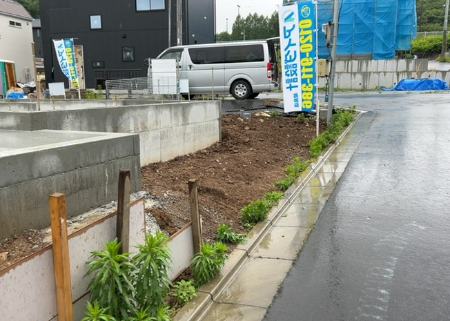 【庭】 | 庭があることでガーデニングや家庭菜園はもちろん、こどもの遊び場やペットを放して遊ぶことができます。また、家の周囲に余裕があるということです。隣地との間があれば、十分な日当たりと、風通しが確保できます。