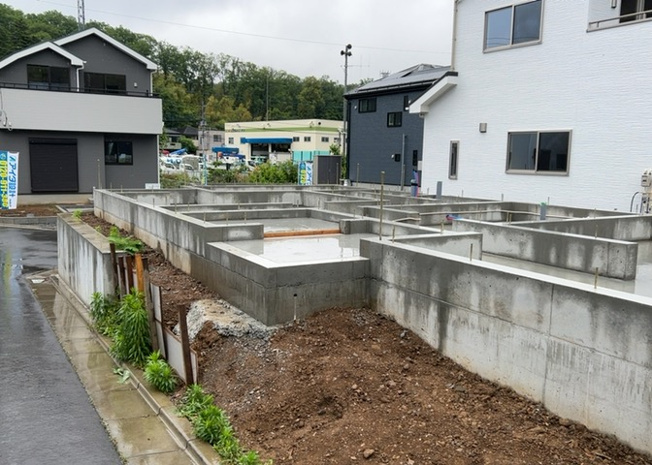 【玄関】 | 玄関は家の顔でもあり、家族以外の目にも止まる場所です。玄関は外との間を仕切る扉、靴などをしまっておく収納スペース、靴脱ぎのたたきスペース、来客とのやり取りをするドアホンなど複数のアイテムからなります。