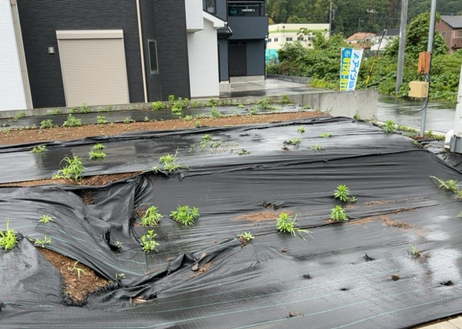【構造・工法・仕様】 | ベタ基礎とは、柱の位置に関係なく全体に基礎がある事を指し、面積が大きい分建物の重さを全体に分散できます。また、地面からの湿気や害虫を遮断でき、木造住宅で心配されるシロアリ被害を防ぐ効果も期待できます。