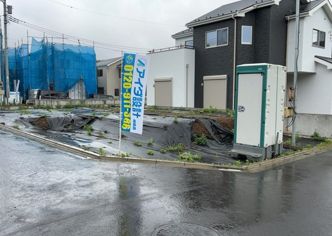 【前面道路含む現地写真】 | 道幅が狭い場所は比較的土地の値段が低いことが多く、また交通量が少ないため騒音が少なく静かな環境で過ごせます。また、小さいお子様がいるご家庭も安心です。一方で車の駐車が難しいというデメリットもあります。