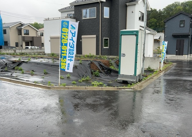 【前面道路含む現地写真】 | 道幅が広い場所は日当たりや風通が良好です。幅が広いのですれ違いも可能ですし大きな車でも駐車可能！一方で、大型車が通ることも多くなるため交通量の増加により騒音に繋がります。また土地の値段が高くなります。