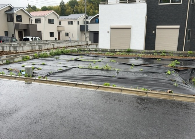 【庭】 | 庭のある家に住むことのメリットとして、子どもたちの遊び場を確保できること、ガーデニングや家庭菜園を楽しめること、明るさを確保できることがあります。また、配置を工夫することでプライバシーが確保できます。