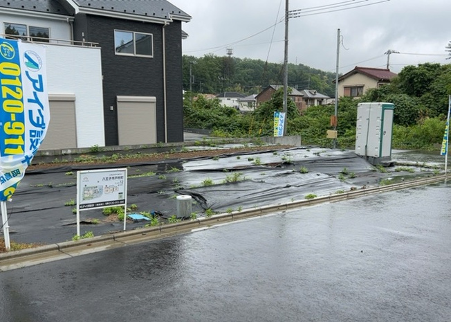 【前面道路含む現地写真】 | 住宅用の土地では前面道路に2m以上接していなければならないと法律で定められています。しかし、お持ちの車のサイズやライフスタイルなどにより、2mでは利便が悪い場合もございますので、事前に確認しましょう。