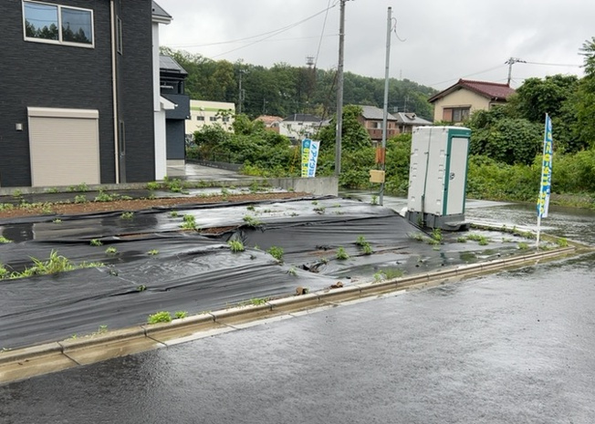 【前面道路含む現地写真】 | お持ちの車種によっては前面道路が広い方が便利でしょう。しかし、前面道路が広ければその分交通量が多くなるため、騒音などが気になる場合があります。実際に現地を見学し、周辺交通量や騒音などを確認しましょう！