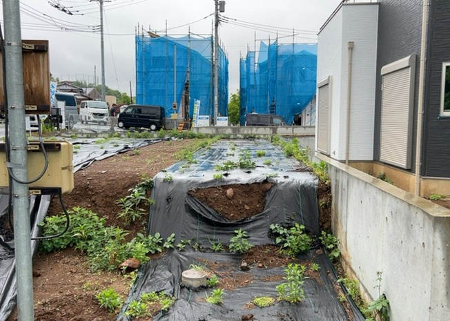 【玄関】 | 玄関は家の顔でもあり、家族以外の目にも止まる場所です。玄関は外との間を仕切る扉、靴などをしまっておく収納スペース、靴脱ぎのたたきスペース、来客とのやり取りをするドアホンなど複数のアイテムからなります。