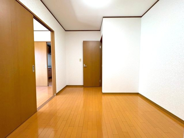 青葉丘マンションの洋室