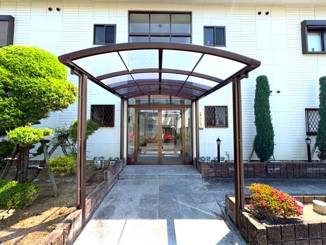 青葉丘マンションのエントランス
