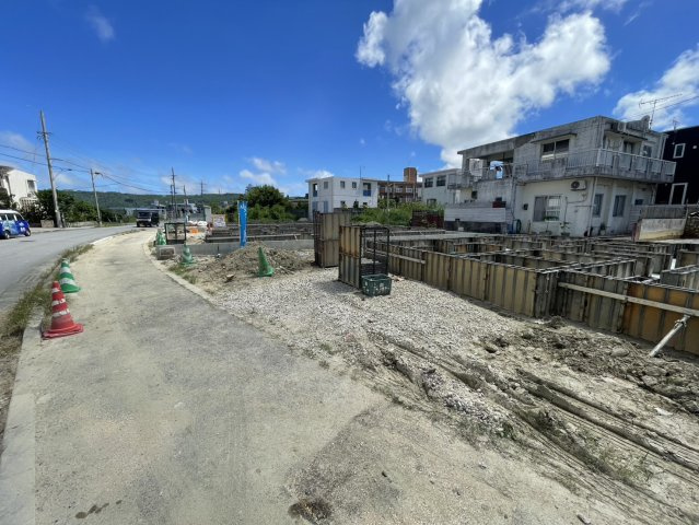 ＋＋南城市佐敷津波古－Ａ　号棟（全３棟）の前面道路含む現地写真