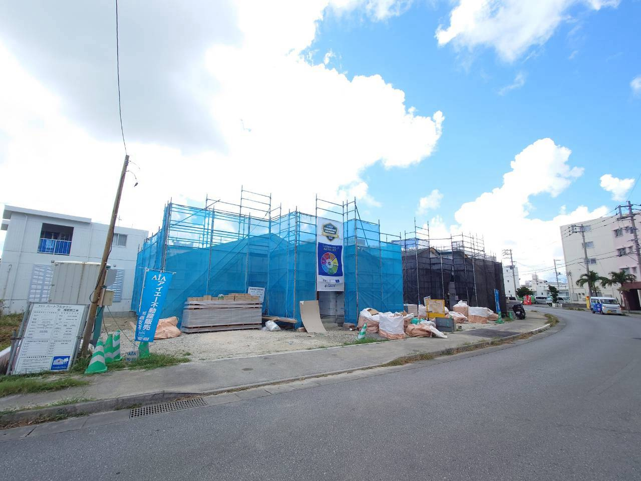 ＋＋南城市佐敷津波古－Ａ　号棟（全３棟）の前面道路含む現地写真