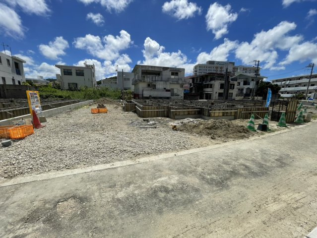 ＋＋南城市佐敷津波古－Ａ　号棟（全３棟）の前面道路含む現地写真