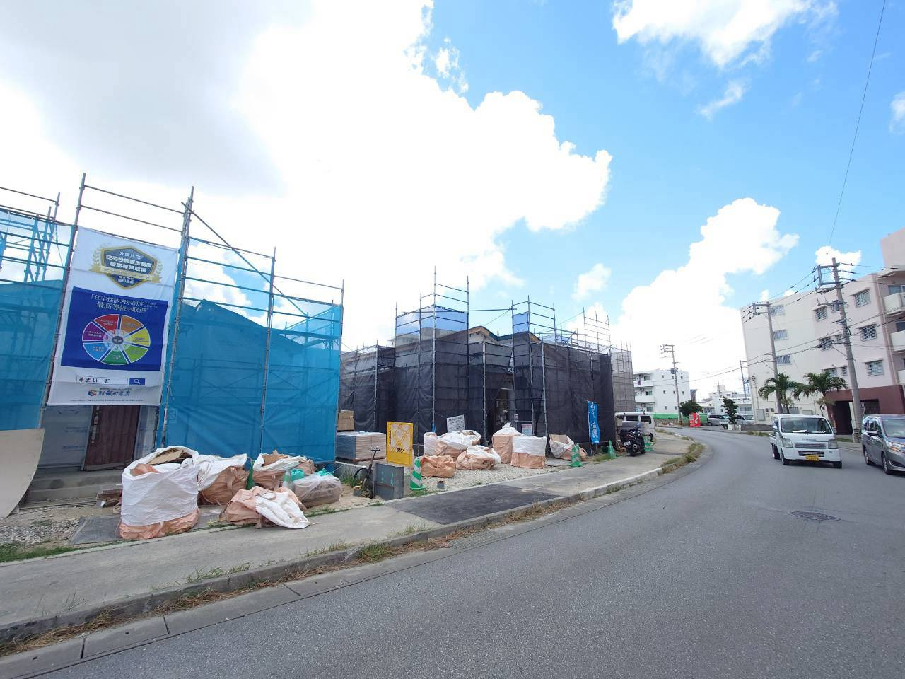 ＋＋南城市佐敷津波古－Ａ　号棟（全３棟）の前面道路含む現地写真