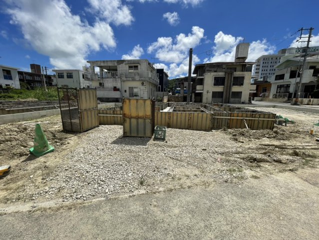 ＋＋南城市佐敷津波古－B　号棟（全３棟）の前面道路含む現地写真