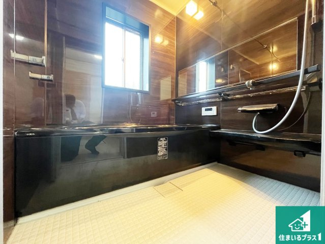 神戸市垂水区舞子坂　中古一戸建ての浴室|足をゆったり伸ばして寛げる浴槽です。窓が設けられていますので差し込む光が明るく穏やかな雰囲気にしてくれます♪浴室乾燥機も設置しているので、雨の日の洗濯物も安心です♪