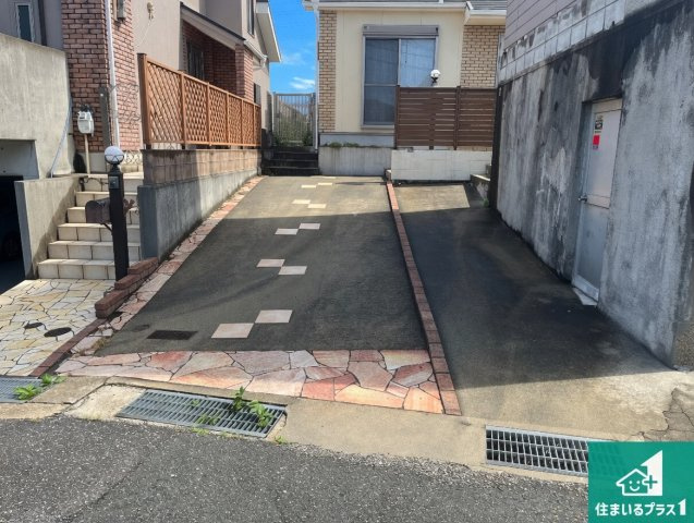神戸市垂水区舞子坂　中古一戸建ての駐車場|３台分の駐車スペース有り！急な来客でも安心です！