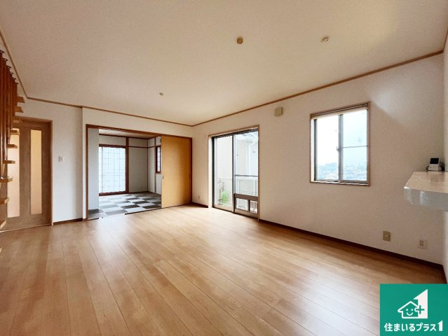 神戸市垂水区舞子坂　中古一戸建ての居間・リビング|シンプルなリビングは、観葉植物等のインテリアを楽しめますね！パパ好みにも、ママ好みにも家具次第で雰囲気を変えることができます！