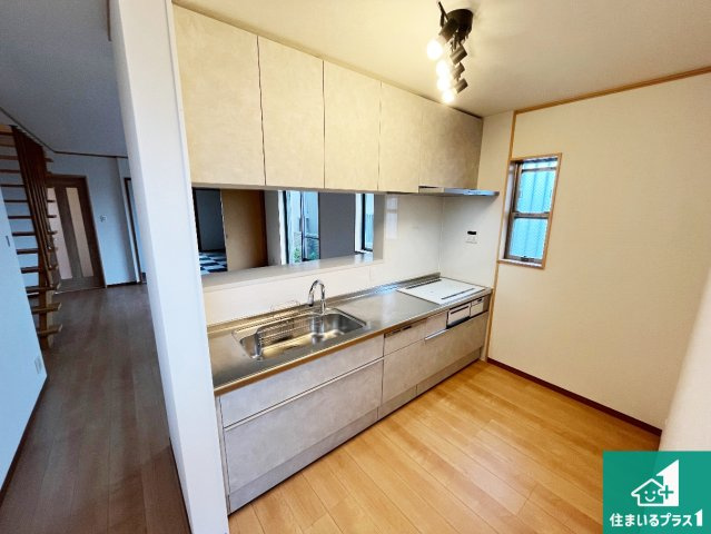 神戸市垂水区舞子坂　中古一戸建てのキッチン|子供を見守りながらお料理が出来るため家族のコミュニケーションか増えます♪スペースが広く確保されている為お子様が大きくなったときは一緒に料理を楽しめます♪