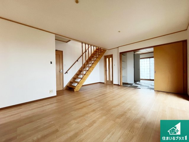 神戸市垂水区舞子坂　中古一戸建ての居間・リビング|明るいリビングで朝の目覚めもスッキリできそう！対面キッチンでご家族のコミュニケーションも自然と増える設計！小さなお子様が遊ぶスペースを作っても広々とくつろげるLDK！