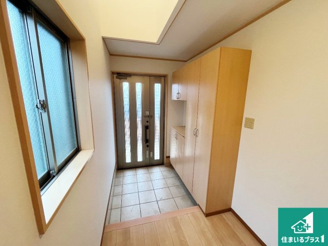 神戸市垂水区舞子坂　中古一戸建ての玄関|シューズボックスにはたくさんの靴が収納できるので玄関周りはいつもスッキリ！ご家族が増えても安心！