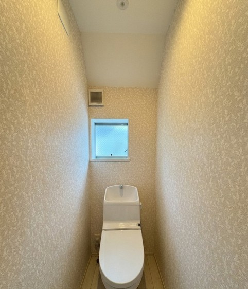 清瀬市中里5丁目中古戸建のトイレ|トイレは温水洗浄機能搭載なので、清潔に気持ち良くお使いいただけます！トイレットペーパーの節約にもなります！暖房便座で寒い日もあたたかです♪
