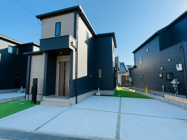 高知市介良乙9期4棟 2号棟の外観|モダンなツートーン外観。駐車スペース広々！新生活にぴったりの家。