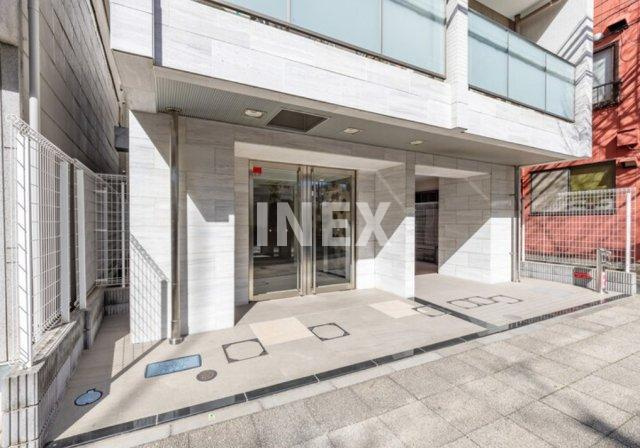 横浜市南区万世町１丁目の賃貸マンションのエントランス