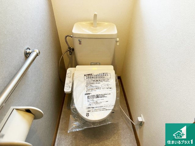 神戸市須磨区友が丘　中古一戸建てのトイレ|1・2階の2ヶ所にあるので、朝の忙しい時間の順番待ちもなく、深夜の利用にも大変便利です。