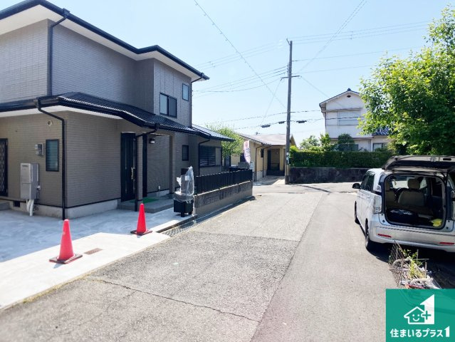 神戸市須磨区友が丘　中古一戸建ての前面道路含む現地写真|周辺は閑静な住宅街！前面道路広々で車の出し入れも便利です。駐車が苦手な方でも安心して車庫入れできます！