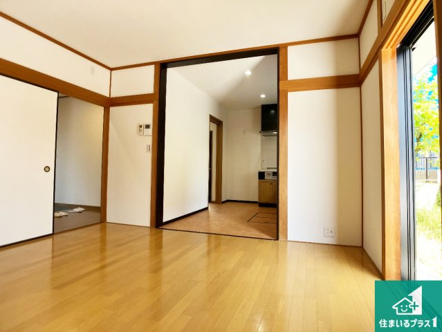 神戸市須磨区友が丘　中古一戸建ての居間・リビング|日当たり良好の明るいリビングで朝の目覚めもスッキリできそう！小さなお子様が遊ぶスペースを作っても広々とくつろげるLDK！