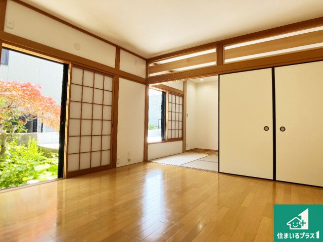 神戸市須磨区友が丘　中古一戸建ての居間・リビング|日当たり良好の明るいリビングで朝の目覚めもスッキリできそう！小さなお子様が遊ぶスペースを作っても広々とくつろげるLDK！