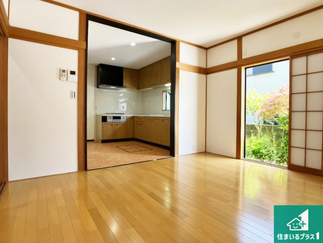 神戸市須磨区友が丘　中古一戸建ての居間・リビング|明るいリビングで朝の目覚めもスッキリできそう！小さなお子様が遊ぶスペースを作っても広々とくつろげるLDK！