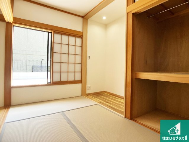 神戸市須磨区友が丘　中古一戸建ての和室|一室あると便利な和室は客間としてだけでなく、小さなお子様のプレイルームや食後のくつろぎスペースとしてもご利用いただけます。収納もついていますので大活躍間違いなし！