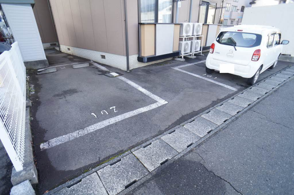 アヴニール北仙北の駐車場