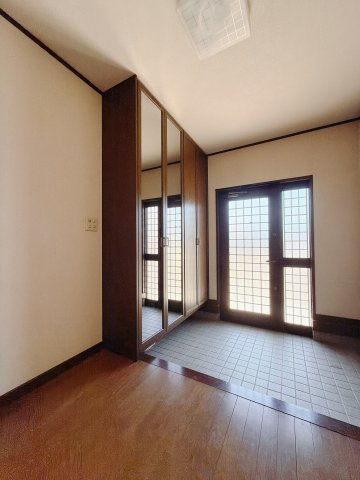 【中古戸建】伊勢崎市若葉町の玄関|■玄関｜収納豊富な玄関♪全身ミラー付き収納もあり、お出かけ前の身だしなみチェックもバッチリです！
