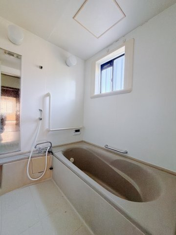 【中古戸建】伊勢崎市若葉町の浴室|■浴室｜デザイン性に優れた浴室♪1日の疲れを癒す、ゆったりとしたバスタイムをぜひお過ごしください(*＾＾*)大きな窓付きで嬉しい♪