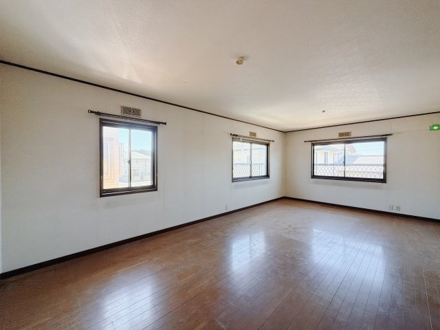 【中古戸建】伊勢崎市若葉町の洋室|■2階洋室｜階洋室には大きな窓をご用意しています。日中はあたたかな日差し差し込み自分時間も充実できますね＾＾