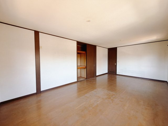 【中古戸建】伊勢崎市若葉町の洋室|■2階洋室｜ナチュラルカラーの床です。模様替えなどとても楽しく工夫できます♪陽当たり、風通しもとても良いので毎日快適な生活スタートです！子供部屋にも良いですね♪