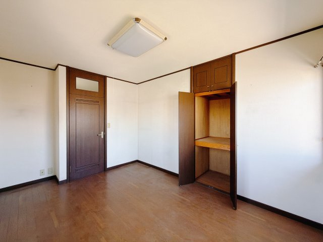 【中古戸建】伊勢崎市若葉町の洋室|■2階洋室｜2階各居室には収納をご用意しています♪常にお部屋を綺麗に保てます！小さなお子様も自然とお片付けができるようになるのでうれしいですよね！