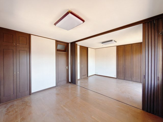 【中古戸建】伊勢崎市若葉町の洋室|■2階洋室｜大きな収納があるのでいつでも部屋がすっきりと片付きます*。