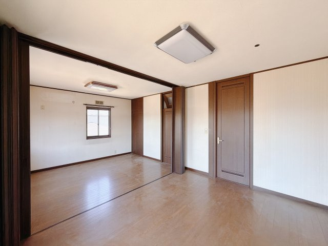 【中古戸建】伊勢崎市若葉町の洋室|■2階洋室｜お子様の一人部屋にピッタリな洋室。木のぬくもりを感じるフローリングは、天然木の味わいが時とともに深みを増していきます。また、傷にも強く、フリーワックスでお手入れもラクラクです♪