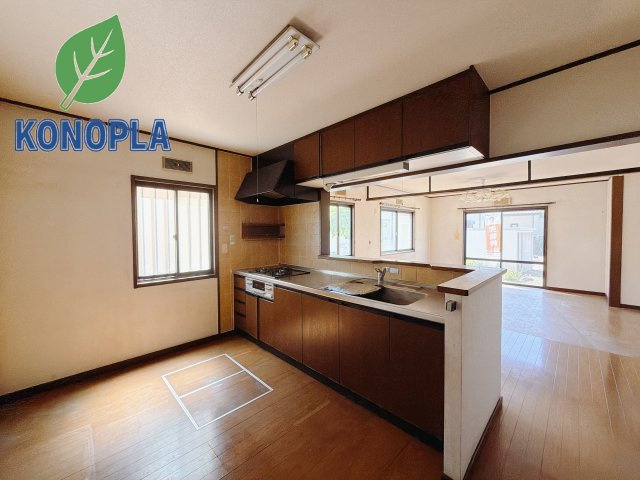 【中古戸建】伊勢崎市若葉町のキッチン|■キッチン｜作業がはかどる広々カウンタースペース。会話がはずむ「オープンキッチン」なので家族とのコミュニケーションも活発になります。