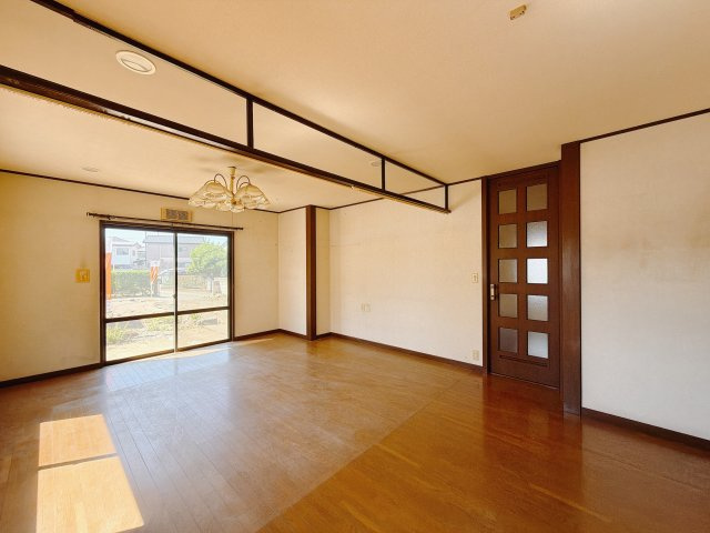 【中古戸建】伊勢崎市若葉町の居間・リビング|■リビング｜落ち着きのある表情を見せるリビングダイニング。太陽の光がたっぷり差し込むリビングは、自然とご家族が集まる居心地の良い空間です。