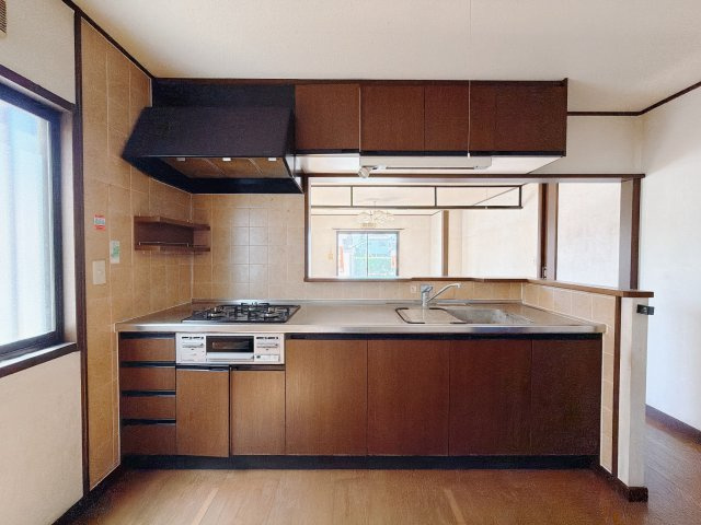 【中古戸建】伊勢崎市若葉町のキッチン|■キッチン｜リビングまでの見通しが良く、家事をしながらでも、お子様の様子を見られるようになっています。お子様がいつもママのそばにいる安心感も生まれます♪