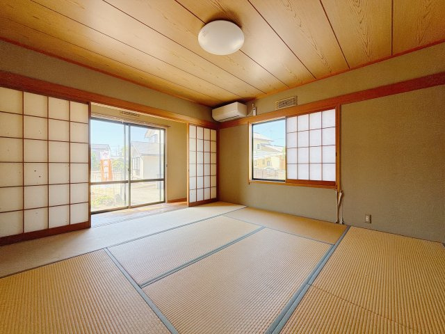 【中古戸建】伊勢崎市若葉町の和室|■1階和室｜意外と場所をとるアイロンがけや、お洗濯物を畳むときにも広々と使うことができ、ちょっと一休みしたいとき、すぐに横になれるのも魅力です♪
